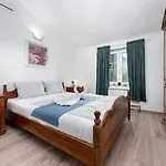 Tomic Apartment *